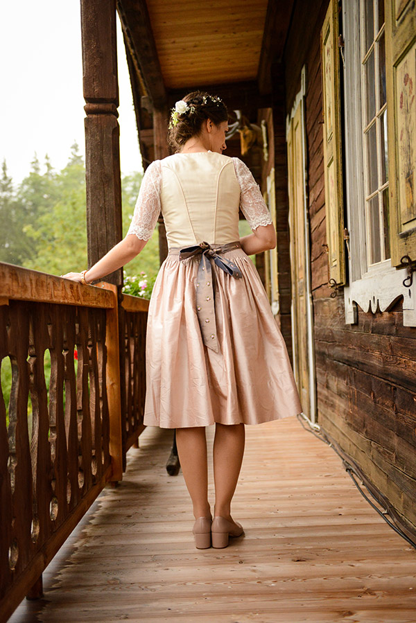 Vorfreude auf den Frühling: Dirndl-Nähen Dirndl_rückenansicht_web